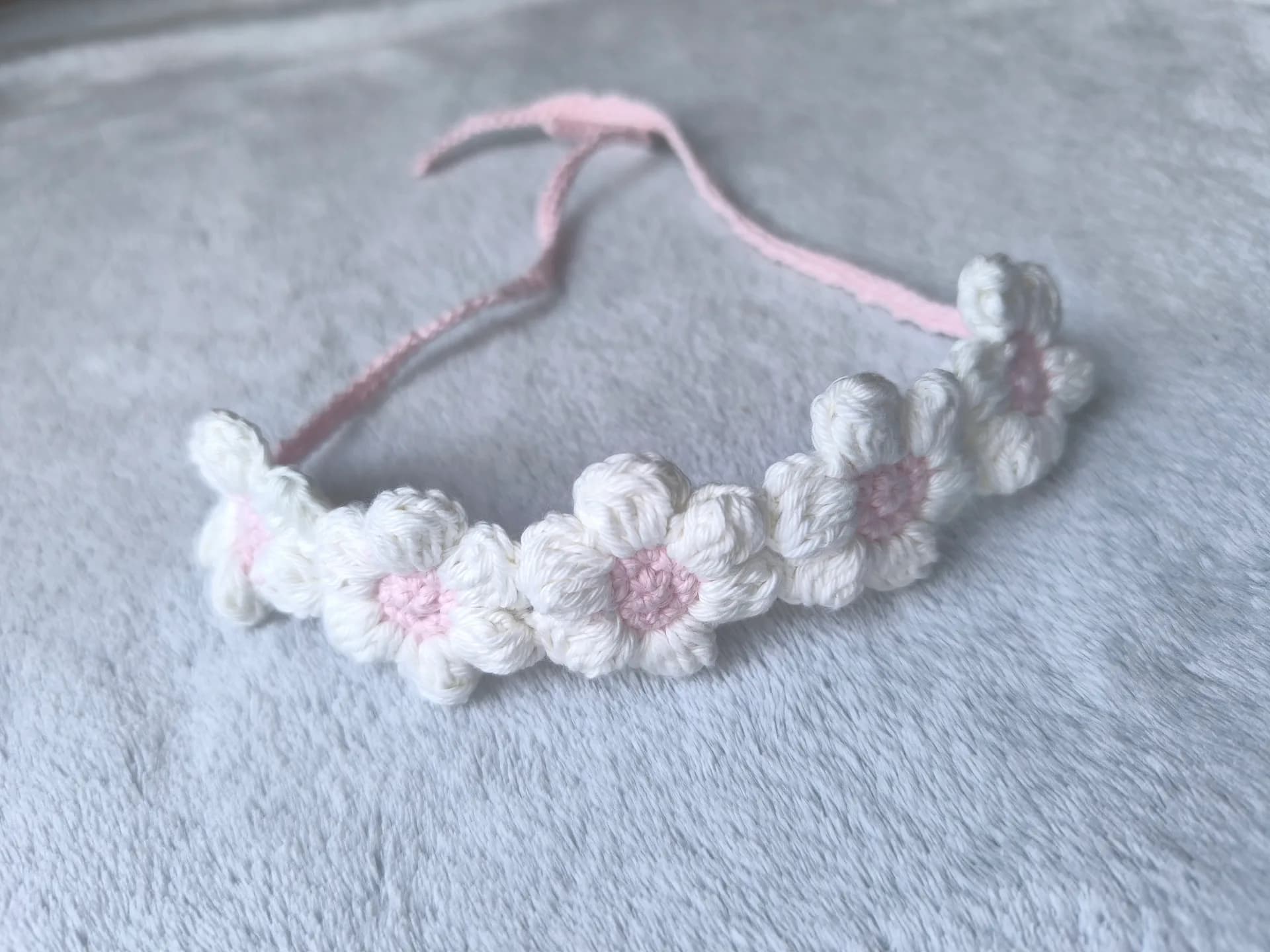 Diadema de flores de crochet