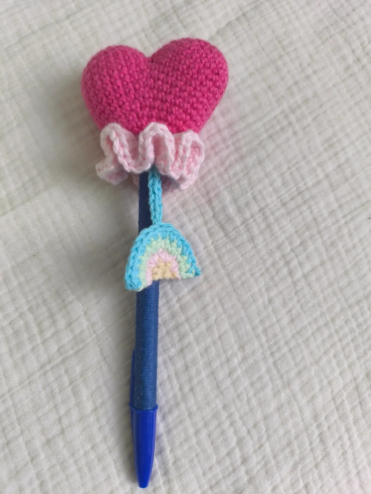 Bolígrafo con corazón de crochet — miniatura 2